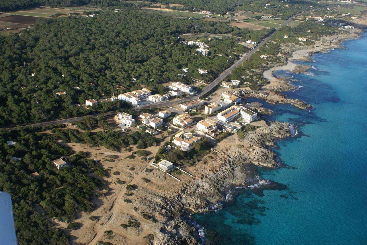 Apartamentos Delfin Es Caló de Sant Agustí Esterno foto