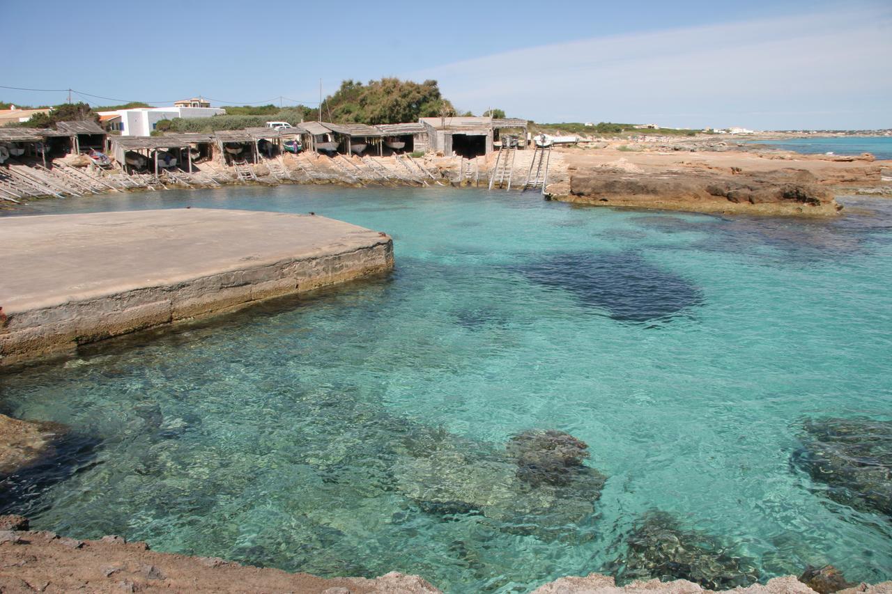 Apartamentos Delfin Es Caló de Sant Agustí Esterno foto