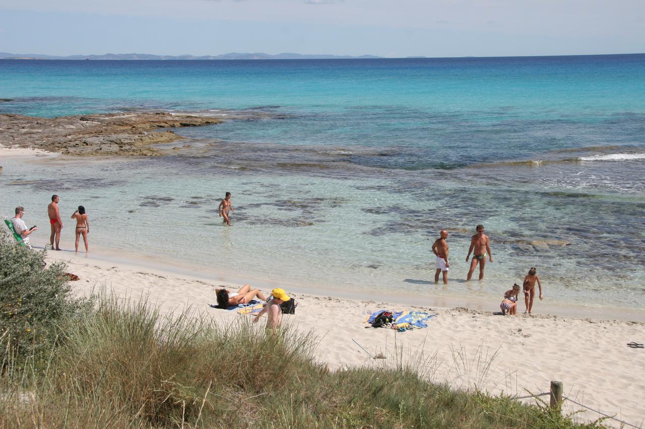 Apartamentos Delfin Es Caló de Sant Agustí Esterno foto